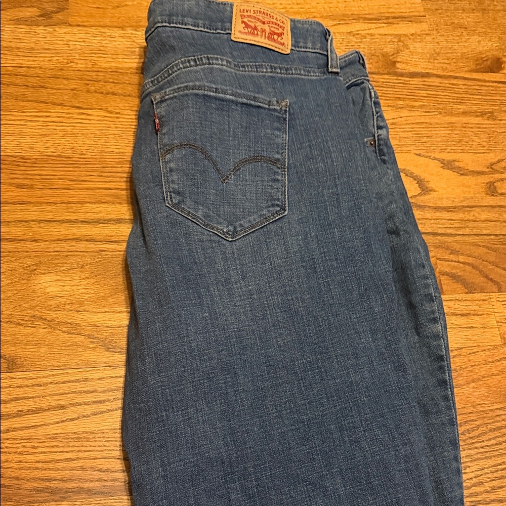 Levi's women’s  Medium Blue Straight Jeans